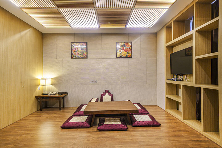 room detail thumbnail 1