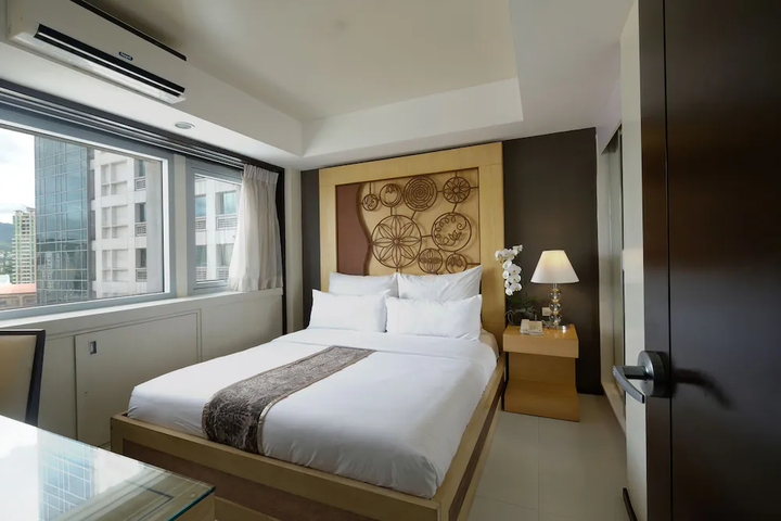 room detail thumbnail 2