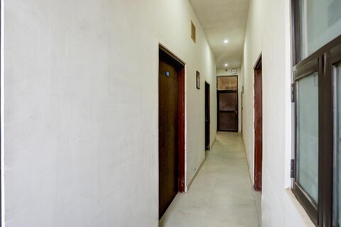 Hotel O Alexa Near Girdharipura School