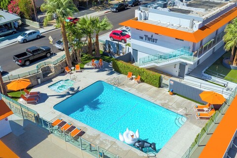 더 트위스트 팜 스프링스