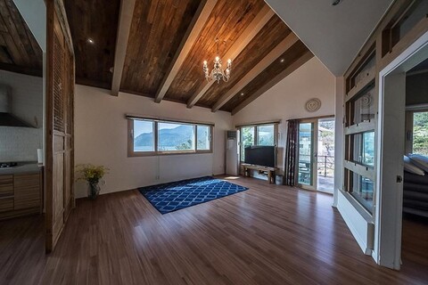 거제 바닷가, 이솝아저씨네 집