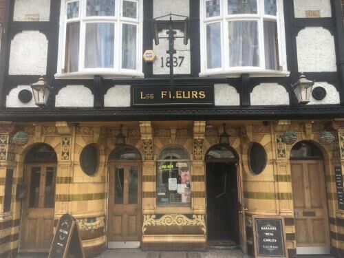 Les Fleurs Accommodation-i