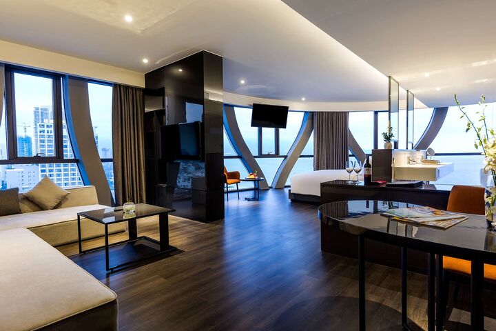 room detail thumbnail 2