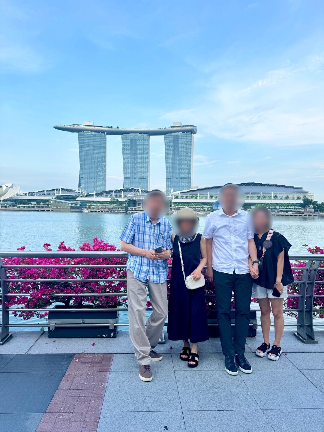 싱가포르 마리나 베이 샌즈 앞 가족 여행 풍경
