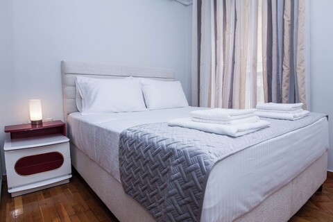 모나스티라키 근처 발코니 있는 센트럴 2 베드룸 아파트