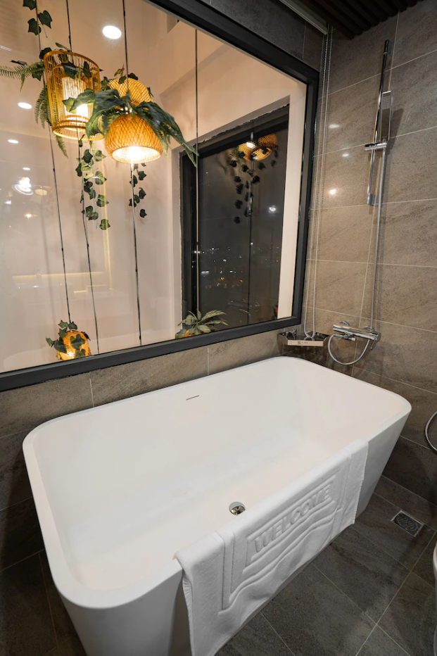 room detail thumbnail 1