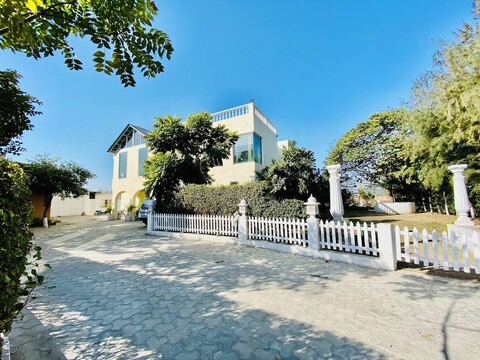 스프링 가든스 앤드 팜스테이