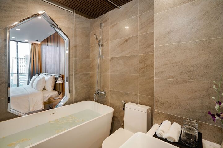 room detail thumbnail 2