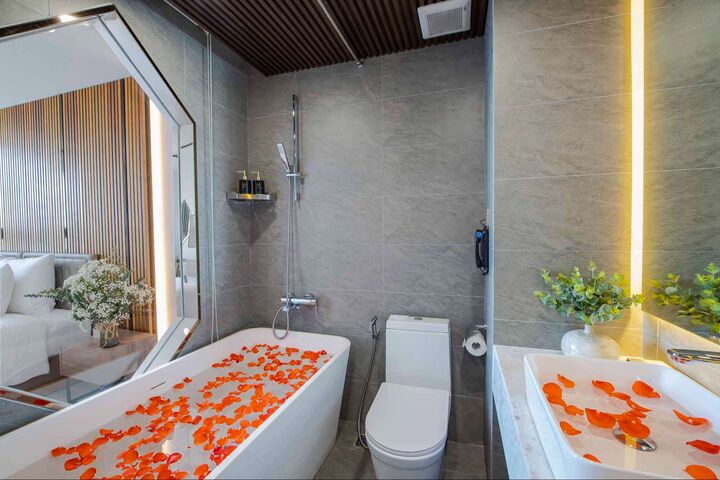 room detail thumbnail 2