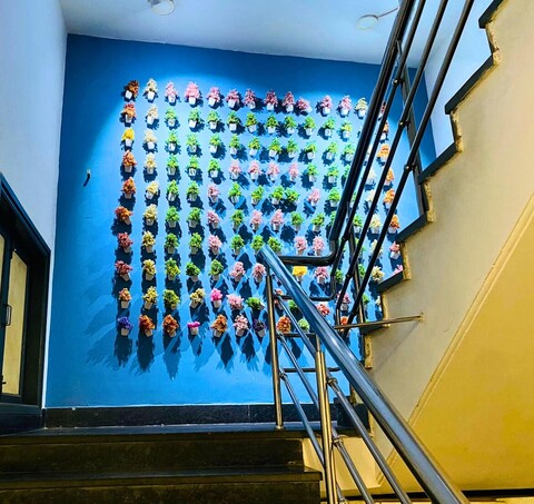 코텔 컴포트 차타르푸르, 차타르푸르 메트로 근처