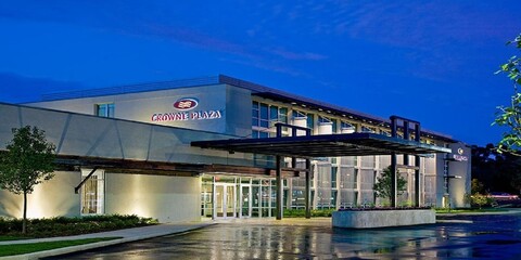 크라운 플라자 롬바드 다우너스 그로브 바이 IHG