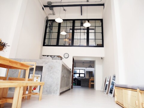 더 컴패니언 - 호스텔