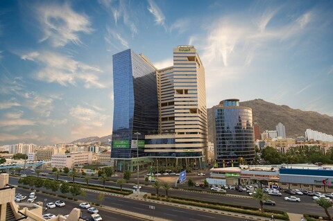 마카 알 아지지아