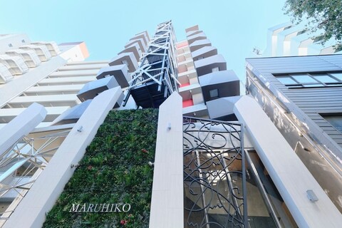 트라노바 바이 모델로 산겐자야