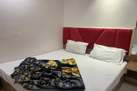 뉴델리 기차역, 파하르간지 근처의 쉬리 로지