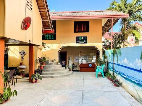 White Shamrock Beach Hotel