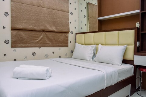 컴포터블  스트라티긱 2BR 앳 그린 프라무카 시티  아파트먼트