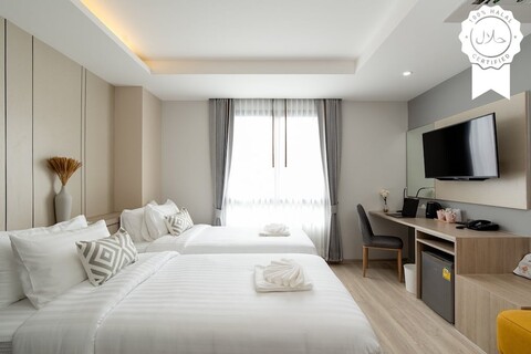 The Riski Hotel at Bangphlat Station