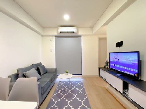 메이카르타 아파트에서 편안한 2Br와 작업 공간