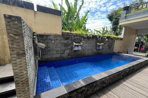 벨빌라 데디루미너스, 타나 로트의 선셋 비치 근처