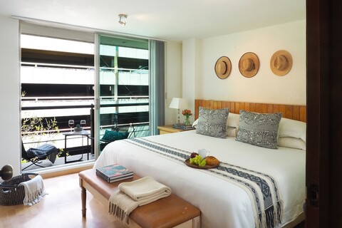 후아레즈 컬러리도 바이 더 로컬 웨이