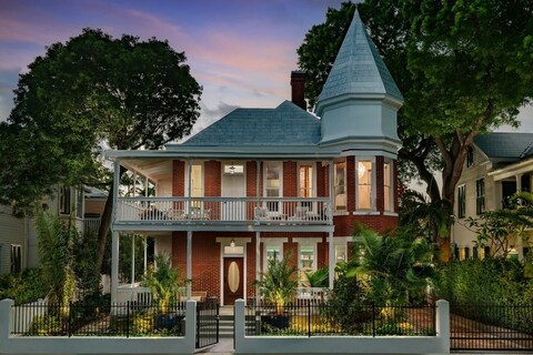 Grand Maloney Hotel
