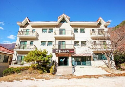 White House Pension in the Forest