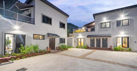 Green Night Pool Villa Pension