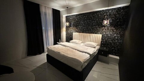 럭스 플라자 호텔, EVN 즈바르트노츠 공항 근처