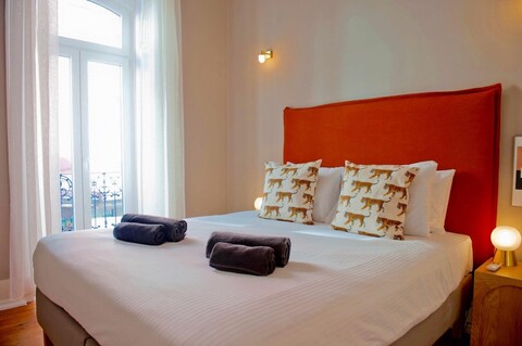 헤르 마제스티 앳 리버다드 애비뉴 1E