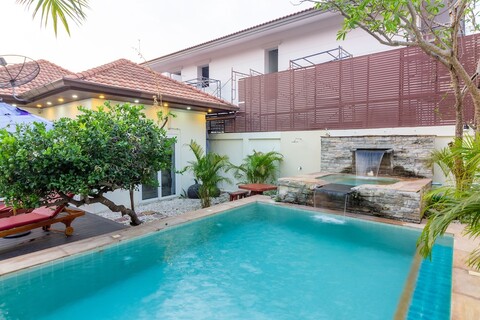 해변에서 50m 거리의 2개 수영장이 있는 해안 빌라