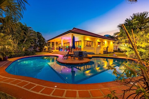 Cozy 3 BR Pool Villa close to Town CV3L