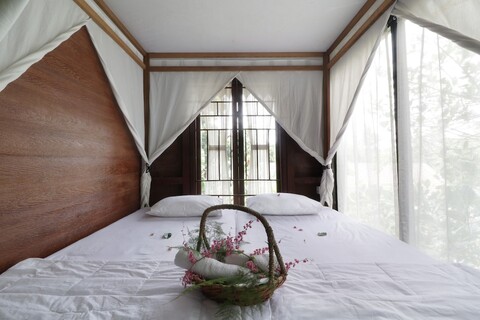 닐라 하우스, 샤리아 패밀리 홈 스테이