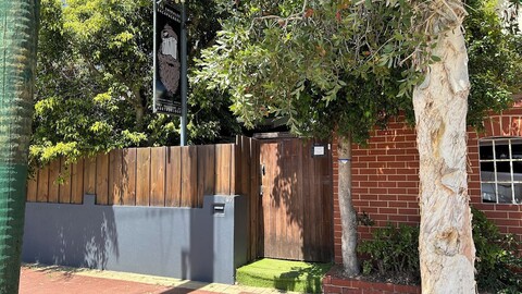 더 시럴리 - 호스텔