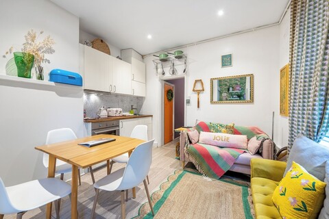 클레어몬트 아파트먼트 A, 런던