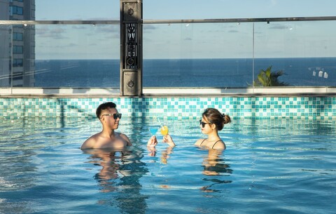 더 세일 호텔, 미케 비치