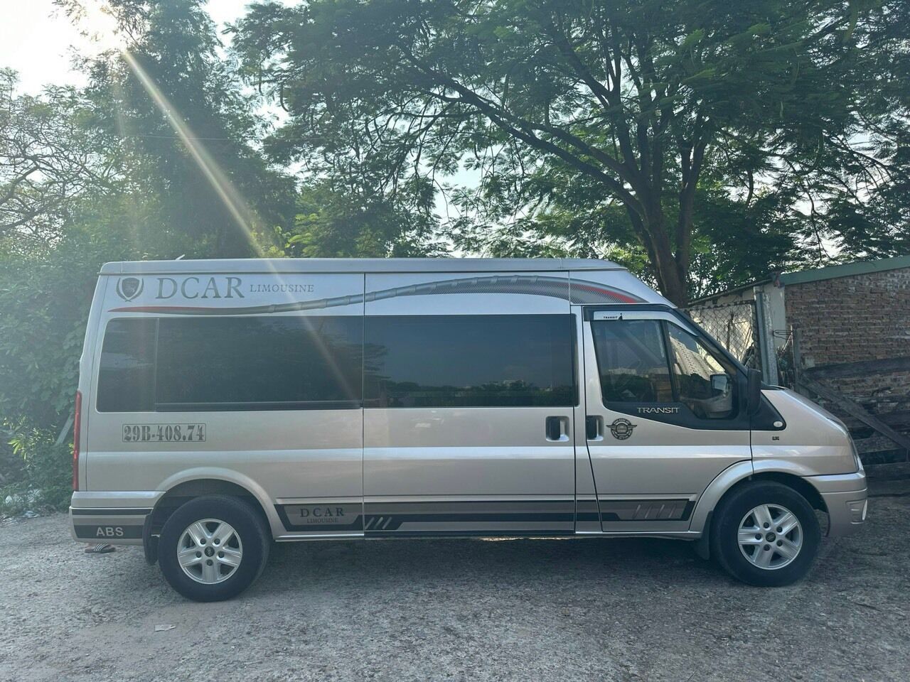 하노이 공항 이동에 사용할 수 있는 대형 밴 외관