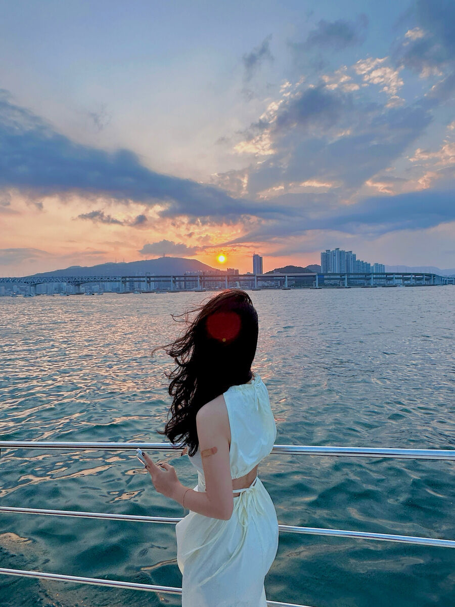 위드요트 갑판에서 바라본 부산 바다와 일몰