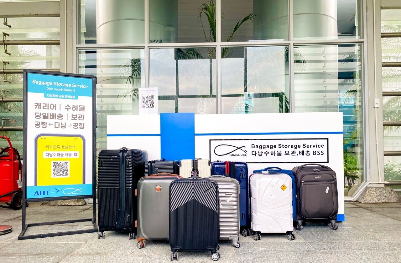 BSS 공항 보관소 앞에 모인 캐리어