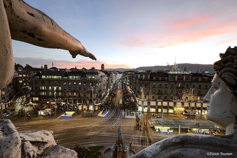 리 비주 반호프슈트라스 파라드플라츠