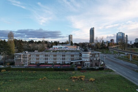 데이즈 인 바이 윈덤 서리