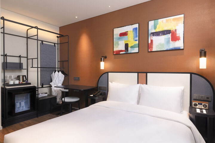 room detail thumbnail 2