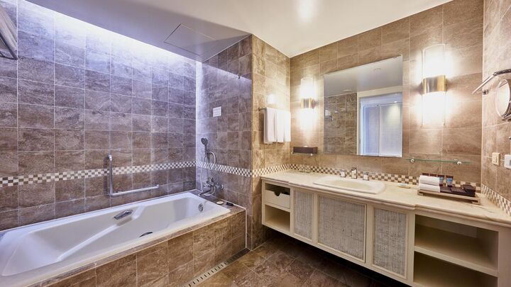 room detail thumbnail 2