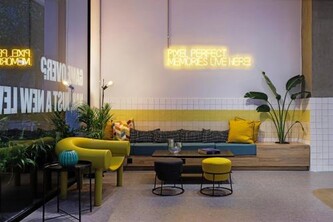 Retroverse Eccentric Stay