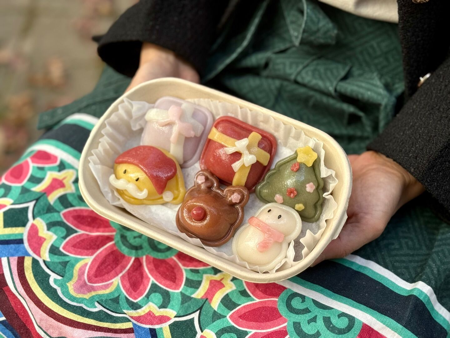 하루종일 말랑말랑! 천연가루로 색을 만들어내는 무지개 바람떡