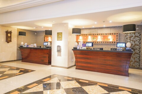 브로드웨이 맨션스 호텔, 더 번드에 위치