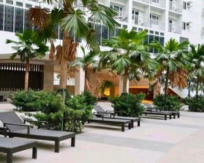 ndulge in opulence on a budget near MOA! Luxuriate in our Deluxe 1 Bedroom Units with stunning views