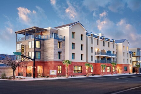 디 애드버니어, 오토그래프 컬렉션