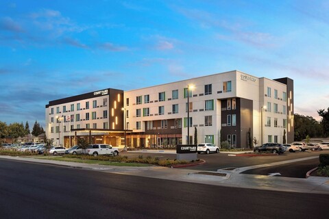 코트야드 바이 메리어트 프레즈노 클로비스