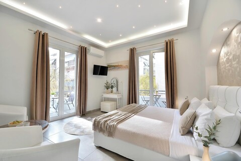 알레코스 아파트먼트 2 넷플릭스, 셀프 체크인